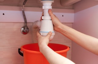 Lavandino che perde da sotto, come ripararlo per fermare l'acqua