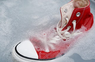Come lavare le scarpe di tela per vederle come nuove