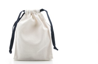 Come fare un sacchetto di stoffa milleusi con una vecchia t-shirt