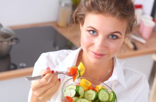 Pelle grassa e alimentazione, cosa mangiare per attenuare il problema