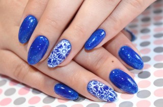 La nail art in blu elettrico con 5 decorazioni di tendenza per l'estate