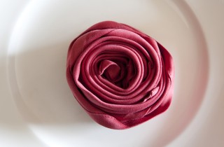 Rose di stoffa facili, come farle con il nastro o il tessuto