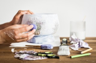 Decoupage su plastica, come trasformare gli oggetti con le decorazioni