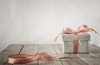 Come fare un fiocco con il nastro, seguendo il video tutorial facile