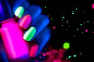Neon manicure: 5 idee per una nail art colorata