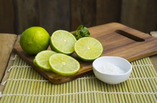 Come pulire il tagliere in legno con sale grosso e limone in pochi minuti