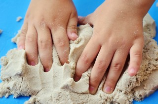 Sabbia cinetica fai da te, come fare la pasta modellabile divertente