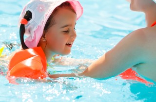 Come insegnare a un bambino a nuotare per godersi il mare con lui
