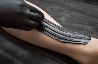 Ceretta nera indolore: come funziona e come applicarla