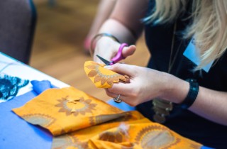 Come decorare una maglietta con il decoupage con la stoffa