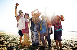 Buon Ferragosto, le canzoni da cantare tra amici per festeggiare