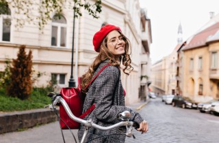 Come vestirsi il primo giorno di scuola superiore per essere chic e comode