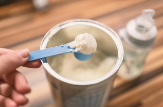 Come preparare il latte in polvere per neonati