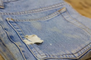 Come togliere la gomma da masticare dai vestiti con il metodo della nonna