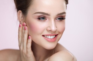 Come applicare il blush sugli zigomi per un effetto bonne mine perfetto