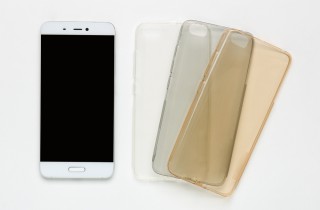 Come pulire le cover ingiallite con facilità