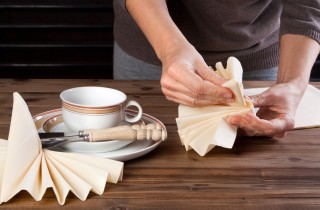 Come piegare i tovaglioli: i tutorial per decorare la tavola in modo creativo