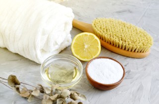 Scrub gambe fai da te al sale, la ricetta semplice e veloce