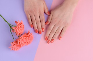 Nail art 2019: come decorare le unghie con il Living Coral by Pantone
