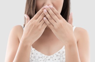 Alitosi: come curarla in 5 passi per dire addio all'alito cattivo e pesante