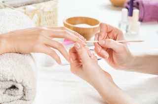 Manicure, come eliminare le cuticole senza tagliarle