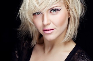 Acconciature per chi ha la frangia lunga con 7 idee a cui ispirarsi