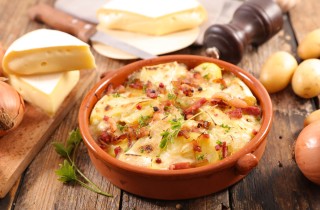 Come si fa la tartiflette savoiarda a base di patate e formaggio