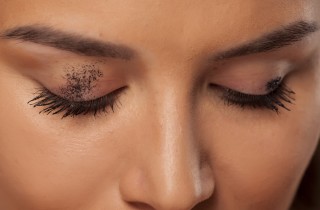 Macchie di mascara: i rimedi per correggere il trucco