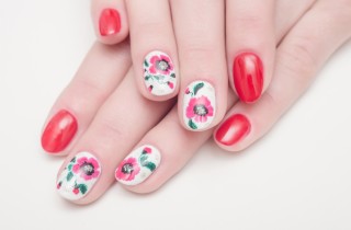 Le nail art con fiori stilizzati più belle per la primavera