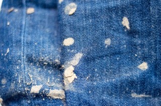 Macchie di fango sui vestiti: come toglierle in modo efficace