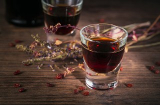 Come preparare un digestivo alle erbe in modo artigianale