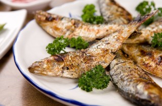 Come si preparano i missoltini con polenta, ricetta tipica comasca