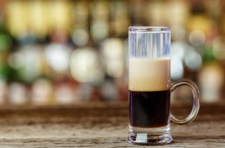 La ricetta del cocktail B 52, lo scenografico drink con le fiamme