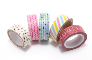 Bracciali fai da te con washi tape e colla a caldo per l’estate