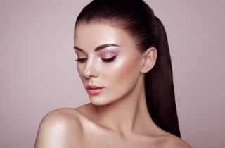 Illuminante trucco: come si usa e su quali zone del viso applicarlo