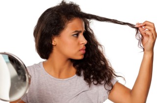 Capelli ricci che si allisciano: le cause e i rimedi naturali da provare