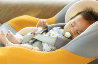 Perché i bambini non devono dormire nel seggiolino auto?