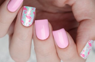 Nail art fenicottero: 7 decorazioni unghie perfette per l'estate