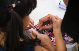 Cucito per bambini: idea semplice per giocare con ago e filo