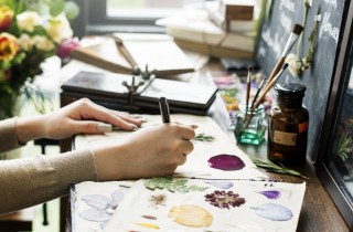 Come decorare una cover del cellulare con i fiori pressati