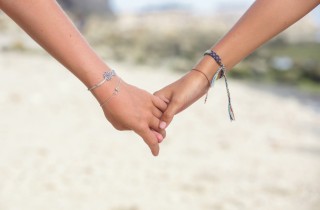 Bracciale amicizia fai da te: il modello sottile con fili e perline