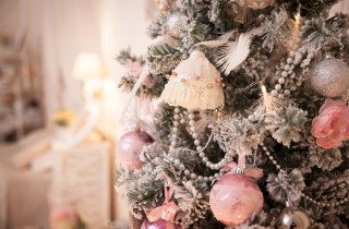 Palline di Natale shabby chic fai da te: come decorarle con il decoupage
