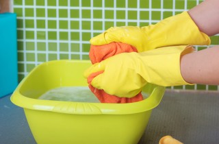 Come togliere la tinta dei capelli dai vestiti: i rimedi da provare