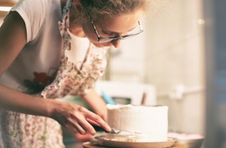 Come decorare una torta di compleanno con la cialda e la panna