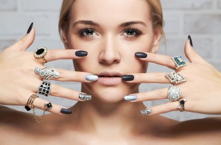 Nail art in nero e argento: 9 idee da copiare