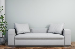 Lavaggio a secco del divano fai da te: come fare e quali prodotti prendere