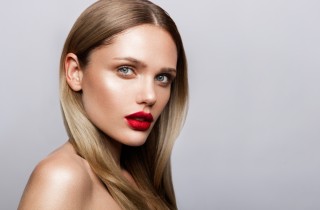 Trucco con labbra rosse e occhi naturali: come realizzarlo