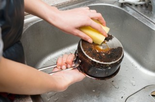 Come pulire le pentole bruciate esternamente e internamente