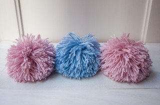 Come realizzare i pon pon magnetici per rallegrare casa