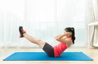 Esercizi di ginnastica da fare a casa senza attrezzi: il tutorial per mantenersi in forma